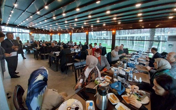 Gölcük’te Başkan Sezer afet bölgesindeki çalışmaları anlattı Gölcük’te Başkan Sezer afet bölgesindeki çalışmaları anlattı