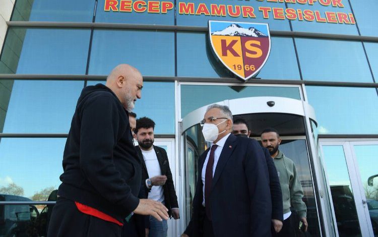 Başkan Büyükkılıç’tan Kayserispor’a moral ziyareti Başkan Büyükkılıç’tan Kayserispor’a moral ziyareti