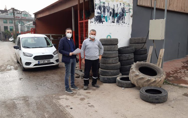 Kocaeli İzmit’te geri dönüşüm için lastikçiler denetlendi Kocaeli İzmit’te geri dönüşüm için lastikçiler denetlendi