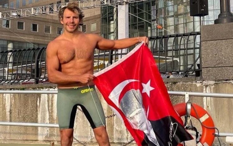 İzmirli Emre ABD’de 7 saat yüzme rekoru kırdı