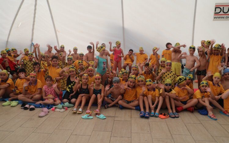 İzmit’te Cumhuriyet Bayramı yüzme yarışları büyük heyecana sahne oldu