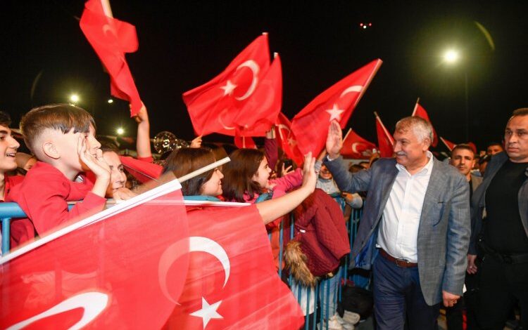 Cumhuriyet meşalesi Kozan’da yandı