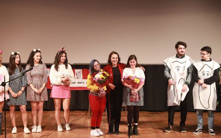 Dokuz Eylül diş sağlığının önemini oyunla anlattı Dokuz Eylül diş sağlığının önemini oyunla anlattı