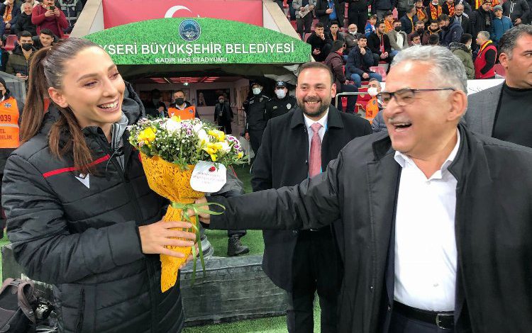 Kadın hakeme anlamlı jest