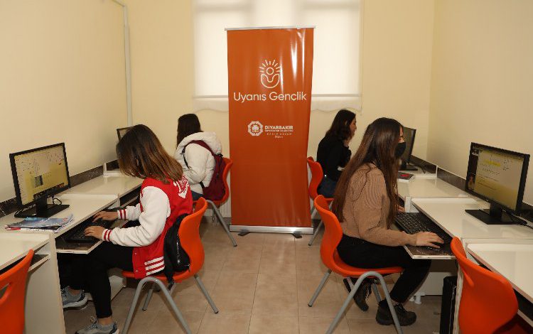 Kız yurdu ve akademi lise öğrencilerinin üniversite başarısı