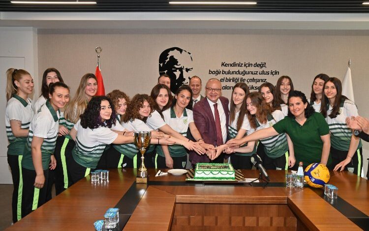 Şampiyon Manisalı voleybolculardan Başkan Ergün’e ziyaret Şampiyon Manisalı voleybolculardan Başkan Ergün’e ziyaret