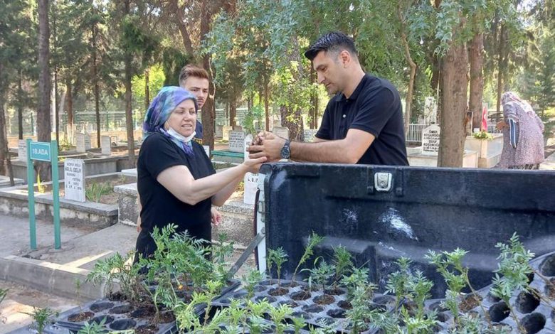 Serada yetişen çiçekler Manisalılarla buluştu