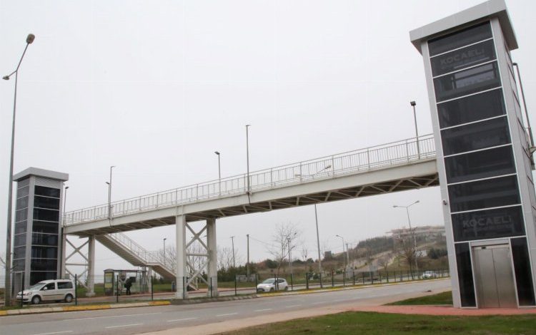 Kocaeli’de yeni üst geçitle ulaşım kolaylaştı Kocaeli’de yeni üst geçitle ulaşım kolaylaştı