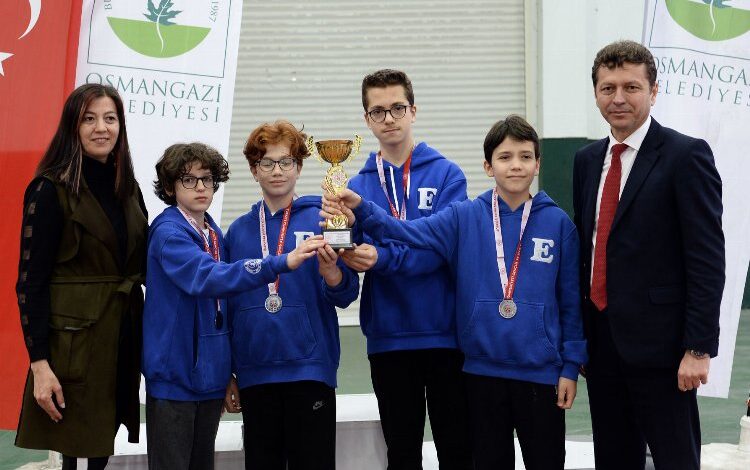 Satranç ustaları kupalarına kavuştu Satranç ustaları kupalarına kavuştu