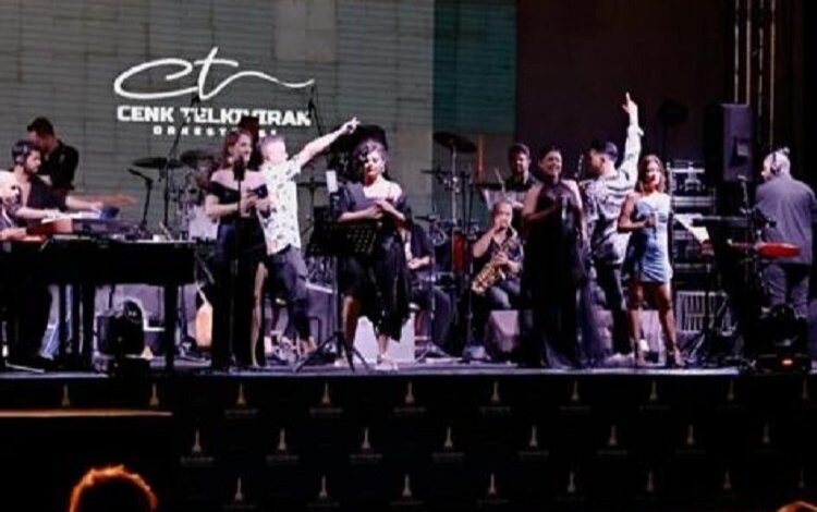Cenk Telkıvıran Orkestrası İzmirlileri coşturdu Cenk Telkıvıran Orkestrası İzmirlileri coşturdu