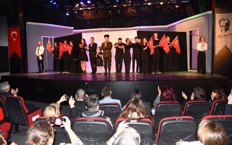 Manisa Şehir Tiyatrosu, Bursa’daki ‘Son Balo’yu sahneledi