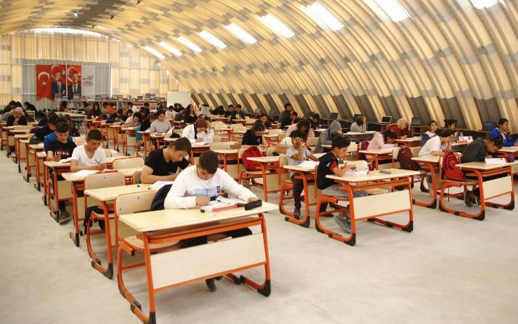 Hatay Büyükşehir’den afetzede öğrencilere eğitim seferberliği Hatay Büyükşehir’den afetzede öğrencilere eğitim seferberliği