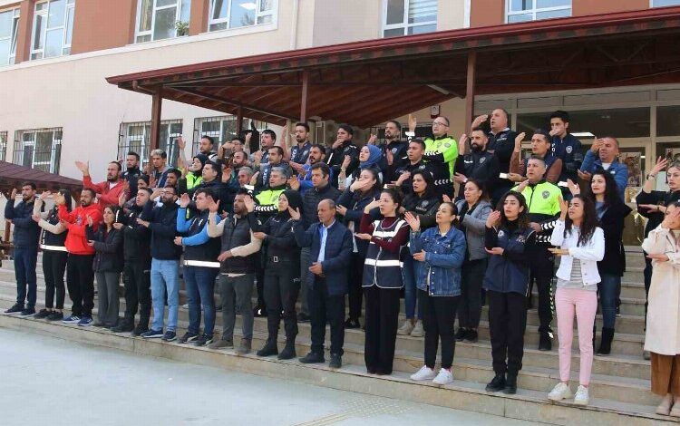 Hatay’da Türk Polisi’nden işaret dili ile İstiklal Marşı Hatay’da Türk Polisi’nden işaret dili ile İstiklal Marşı