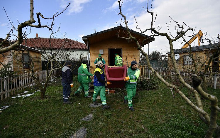 Bursa Osmangazi’de “Hobi Bahçesi” adı altındaki kaçak yapılar yıkıldı Bursa Osmangazi’de “Hobi Bahçesi” adı altındaki kaçak yapılar yıkıldı