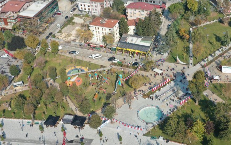 Düzce’de Millet Bahçesi’ne esnaflardan tam not Düzce’de Millet Bahçesi’ne esnaflardan tam not