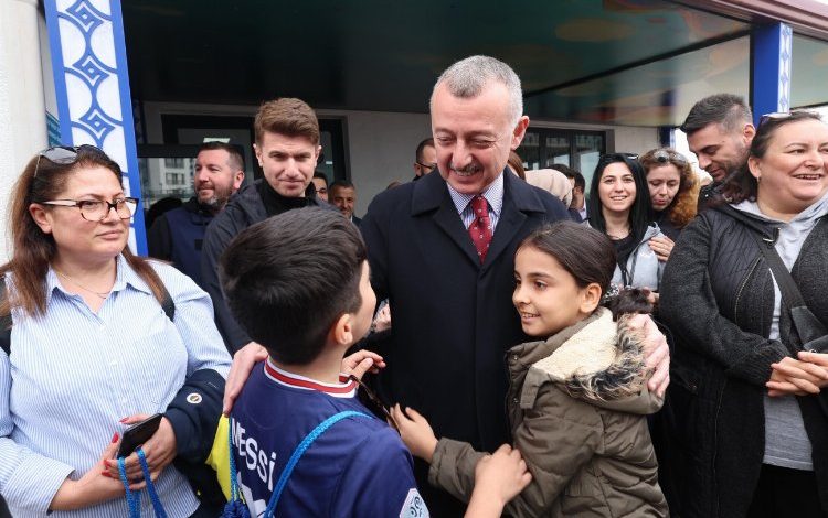 Başkan Büyükakın çocukların şenliğine konuk oldu Başkan Büyükakın çocukların şenliğine konuk oldu