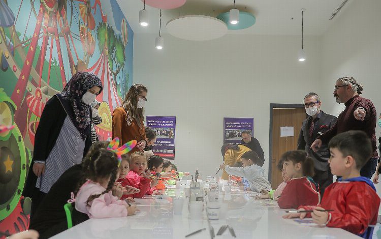 Kütahya’da minik elleriyle çini boyadılar Kütahya’da minik elleriyle çini boyadılar