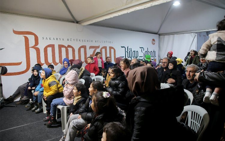 Ramazan Sokağı’na neşe katan gölge oyunu Ramazan Sokağı’na neşe katan gölge oyunu