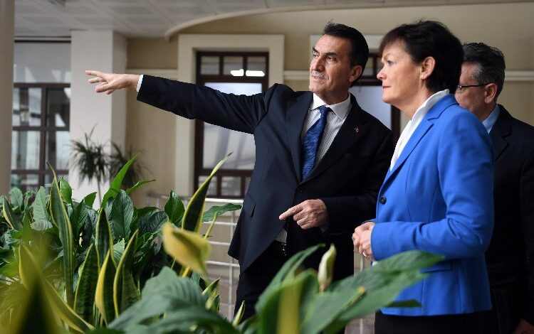 Alman Bakan’dan Başkan Dündar’a ziyaret Alman Bakan’dan Başkan Dündar’a ziyaret