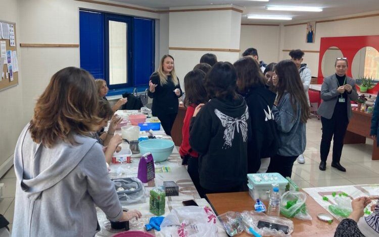 İZMEK liseli öğrencileri ağırladı