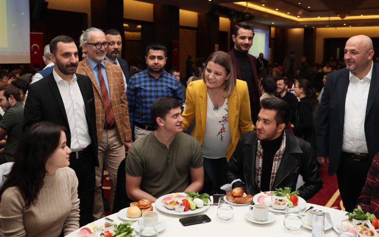 İzmit Belediye Başkanı, Kocaeli Üniversitesi öğrencileriyle buluştu İzmit Belediye Başkanı, Kocaeli Üniversitesi öğrencileriyle buluştu