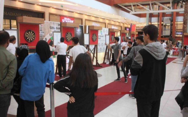 Diyarbakır’da AVM’de ‘dart’ keyfi Diyarbakır’da AVM’de ‘dart’ keyfi