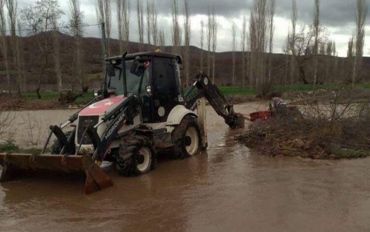 Manisa’da sele kapılarak sürüklenen vatandaştan Başkan Ergün’e teşekkür Manisa’da sele kapılarak sürüklenen vatandaştan Başkan Ergün’e teşekkür