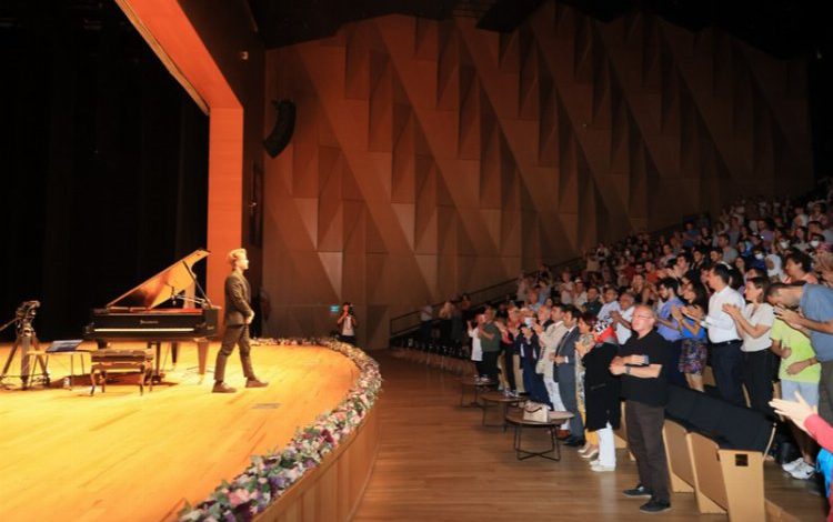 Denizlili genç müzisyenden unutulmaz piyano resitali Denizlili genç müzisyenden unutulmaz piyano resitali