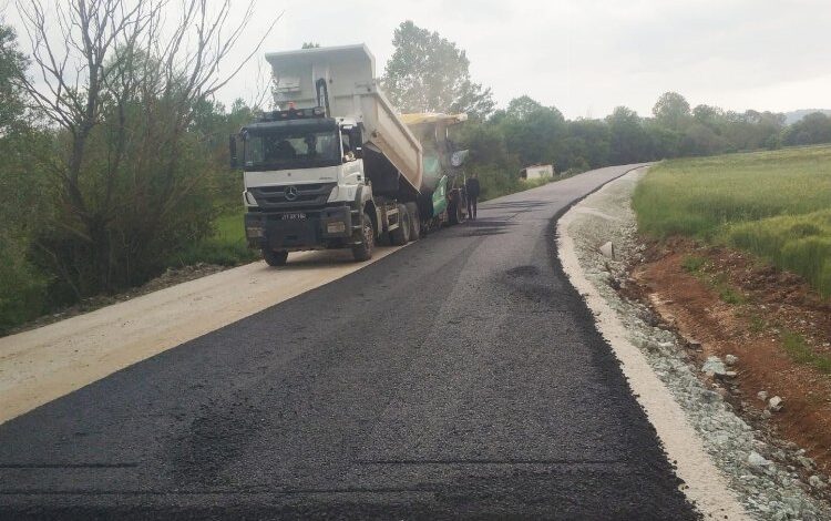 Bilecik’te Büyükelmalı yoluna sıcak asfalt
