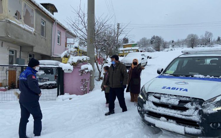 Hasta çocuğun yardımına zabıta koştu