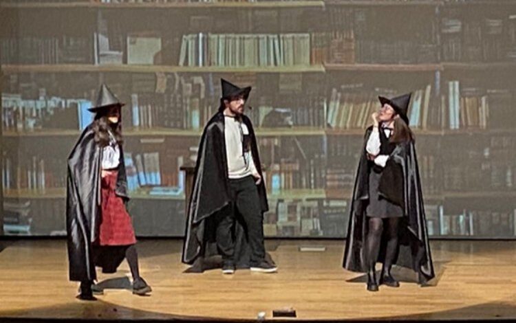 Kütahya’da ‘Üç Sihirbaz’ tiyatro severlerle buluştu Kütahya’da ‘Üç Sihirbaz’ tiyatro severlerle buluştu