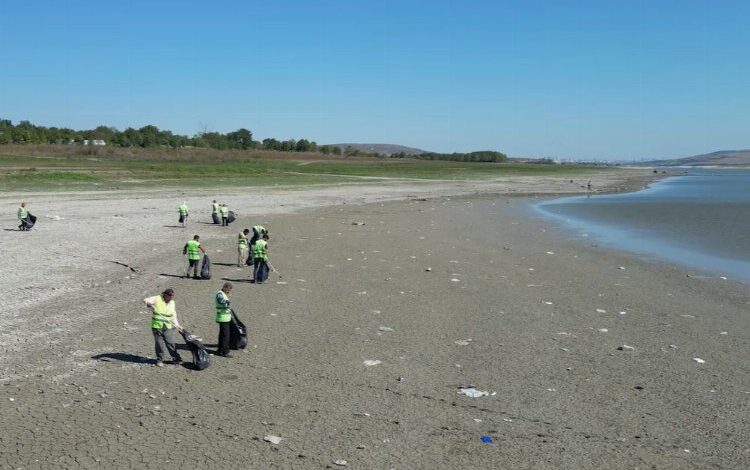 İstanbul’da baraj havzalarından haftada 100 ton atık toplanıyor İstanbul’da baraj havzalarından haftada 100 ton atık toplanıyor