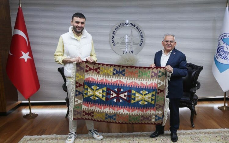 CZN Burak’tan Başkan Büyükkılıç’a ziyaret CZN Burak’tan Başkan Büyükkılıç’a ziyaret