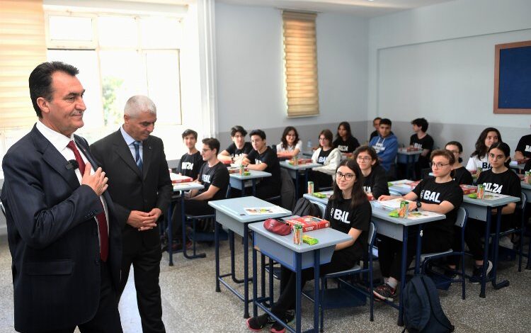 Başkan Dündar Osmangazi’de öğrencileri yalnız bırakmıyor