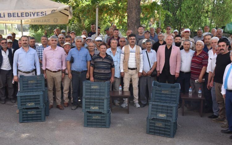 Manisa Salihli’de 9 bin adet meyve kasası dağıttı