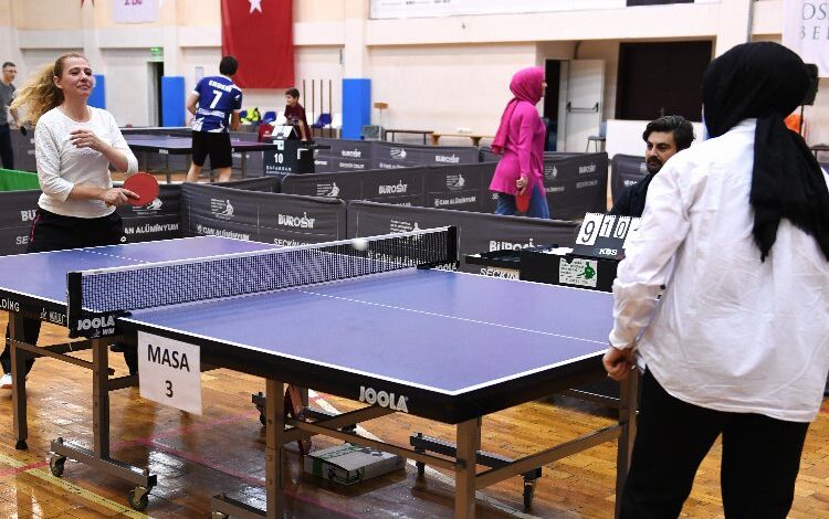 Osmangazi personeli masa tenisiyle stres attı Osmangazi personeli masa tenisiyle stres attı