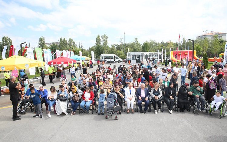 Memduh Büyükkılıç’tan ‘özel’ karne dağıtımı Memduh Büyükkılıç’tan ‘özel’ karne dağıtımı