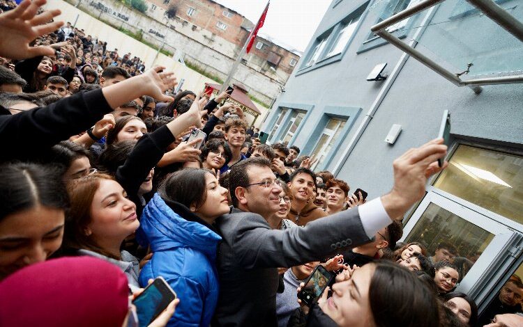 Okulda Başkan İmamoğlu coşkusu Okulda Başkan İmamoğlu coşkusu