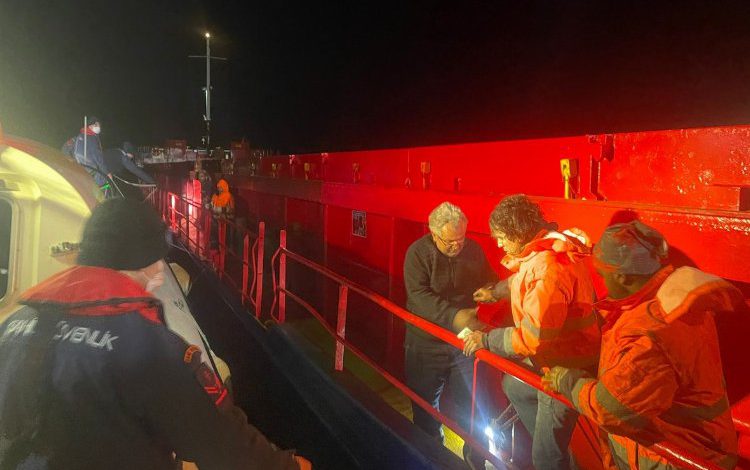 Muğla’da deniz ortasında tıbbi tahliye Muğla’da deniz ortasında tıbbi tahliye