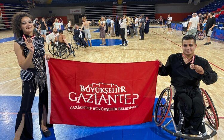 Gaziantepli engelli dansçı şehre üçüncülükle döndü