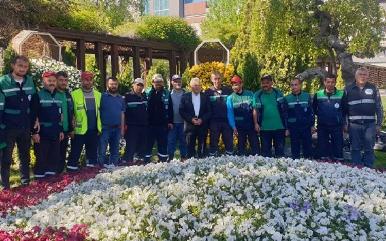 Memduh Büyükkılıç parkta çim biçti