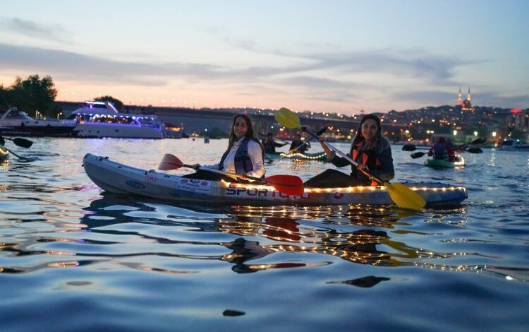 Haliç ışıklı kanolarla aydınlandı
