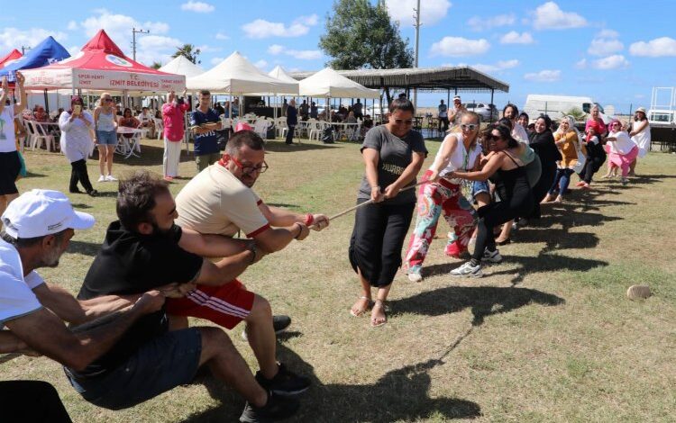İZMEK’li öğreticiler Sarısu’da doyasıya eğlendi İZMEK’li öğreticiler Sarısu’da doyasıya eğlendi