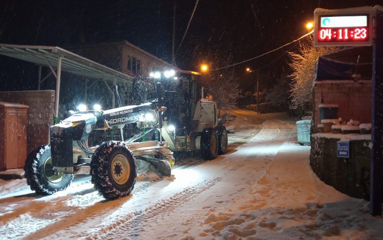 Bursa Gemlik’in üst kesimlerinde kar etkili oluyor