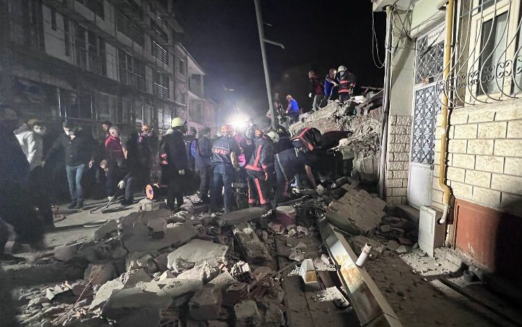 Malatya’da ağır hasarlı bina çöktü! Malatya’da ağır hasarlı bina çöktü!