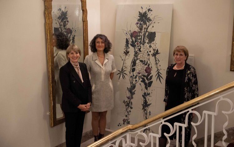 Burçak Bingöl’den Birleşik Krallık Büyükelçiliği’ne özel sergi Burçak Bingöl’den Birleşik Krallık Büyükelçiliği’ne özel sergi