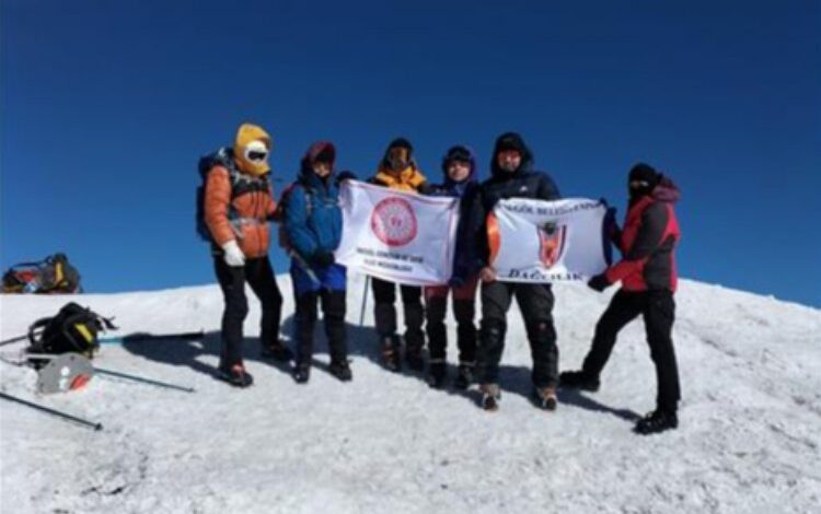 Bursa İnegöllü dağcılar Ağrı’ya tırmandı Bursa İnegöllü dağcılar Ağrı’ya tırmandı