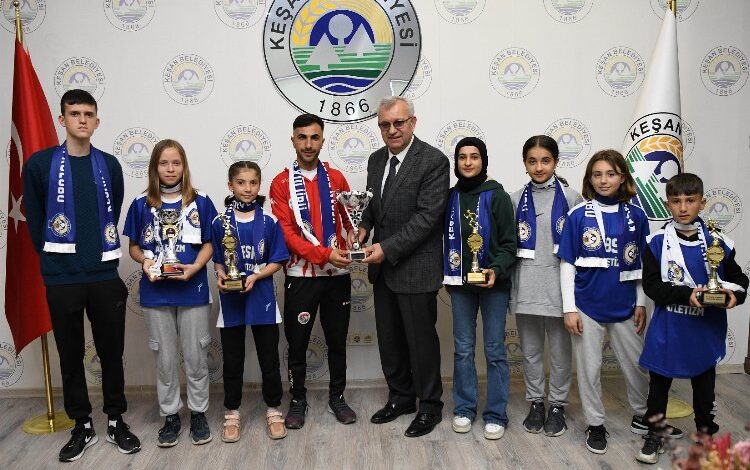 Keşan Belediyespor’dan Başkan Helvacıoğlu’na ziyaret Keşan Belediyespor’dan Başkan Helvacıoğlu’na ziyaret