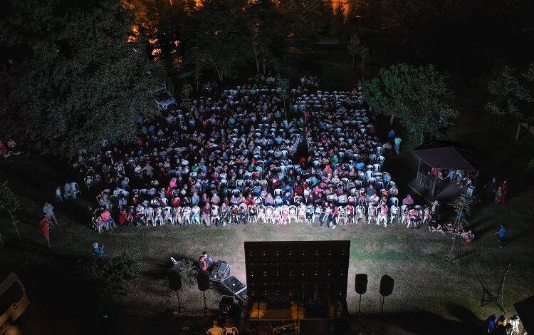 Gölcüklü miniklerin açık havada sinema keyfi