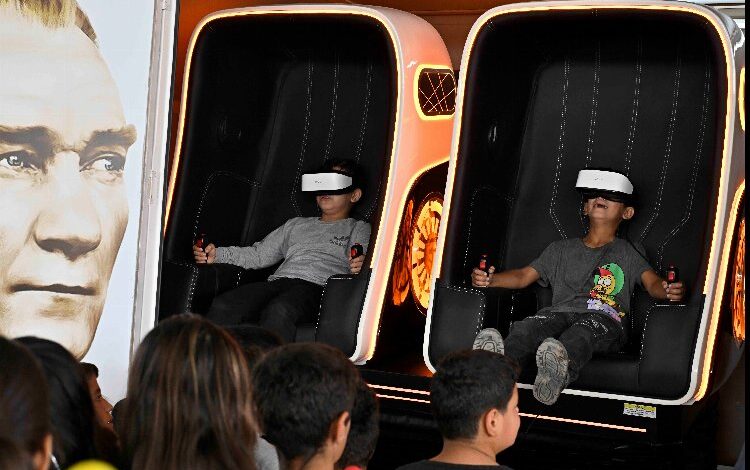 Antalya’da çocuklar geleceğin dünyasıyla buluşuyor